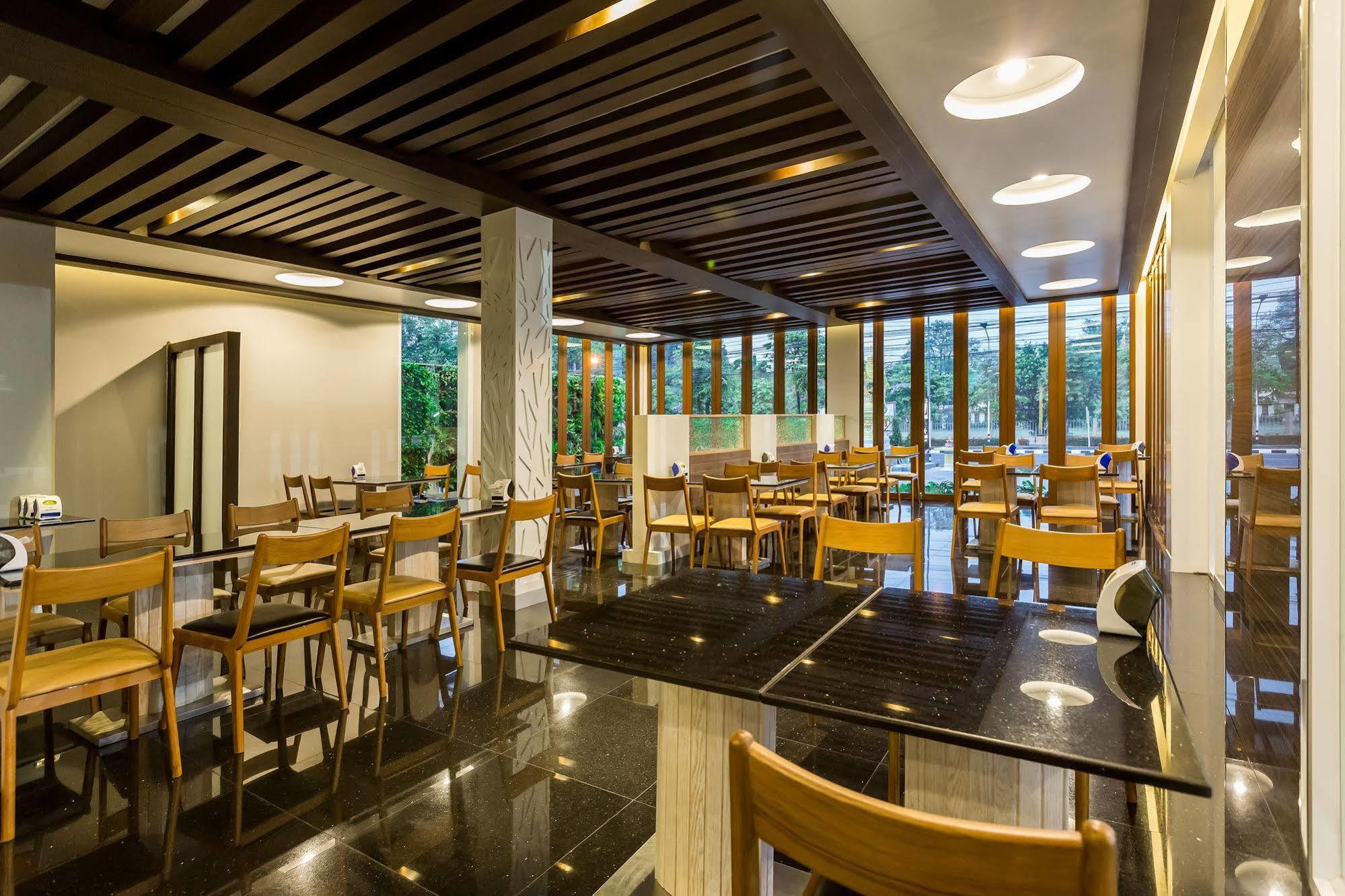 V Hotel Ubon Ratchathani Esterno foto